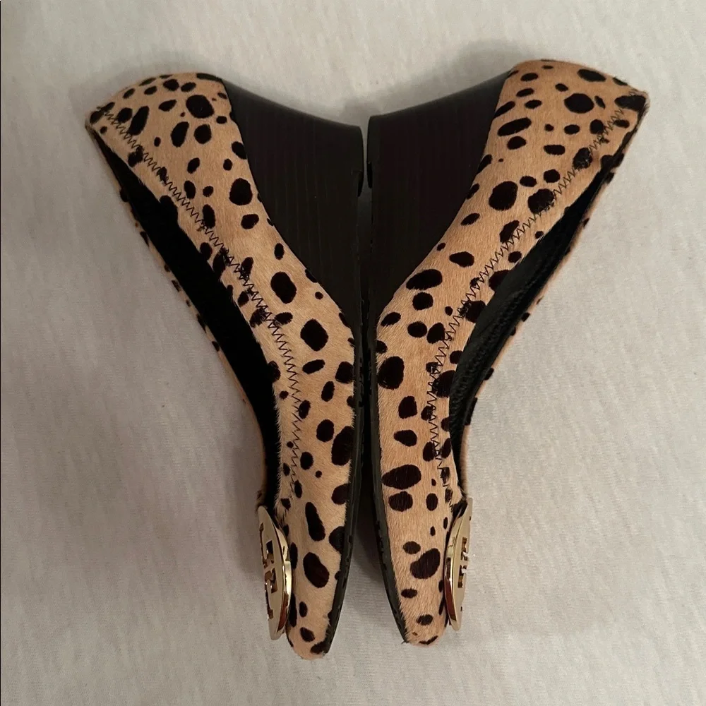 Tory Burch Calf Hair Leopard Wedge Pumps Gold-Tone Logo Women’s Size 6.5